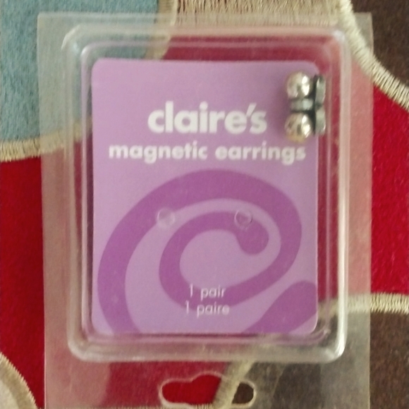 Claire's Gold Tone Magnetic Earrings - Picture 1 of 2